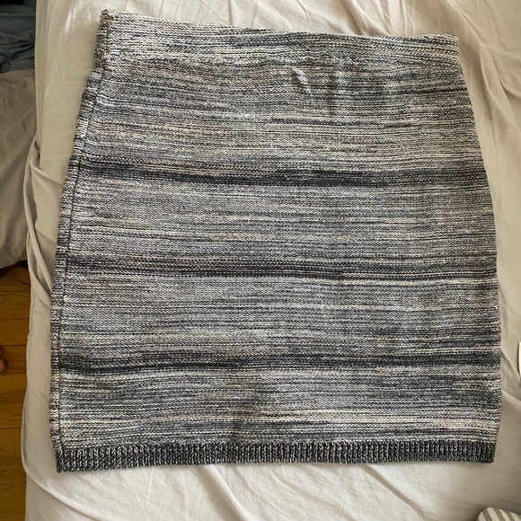 Stretchy, knit, tight, black, tan Loft skirt size0 - Picture 4 of 4